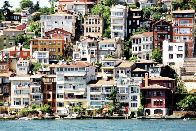 Houses on the river Bosporus in Sariyer, Istanbul.