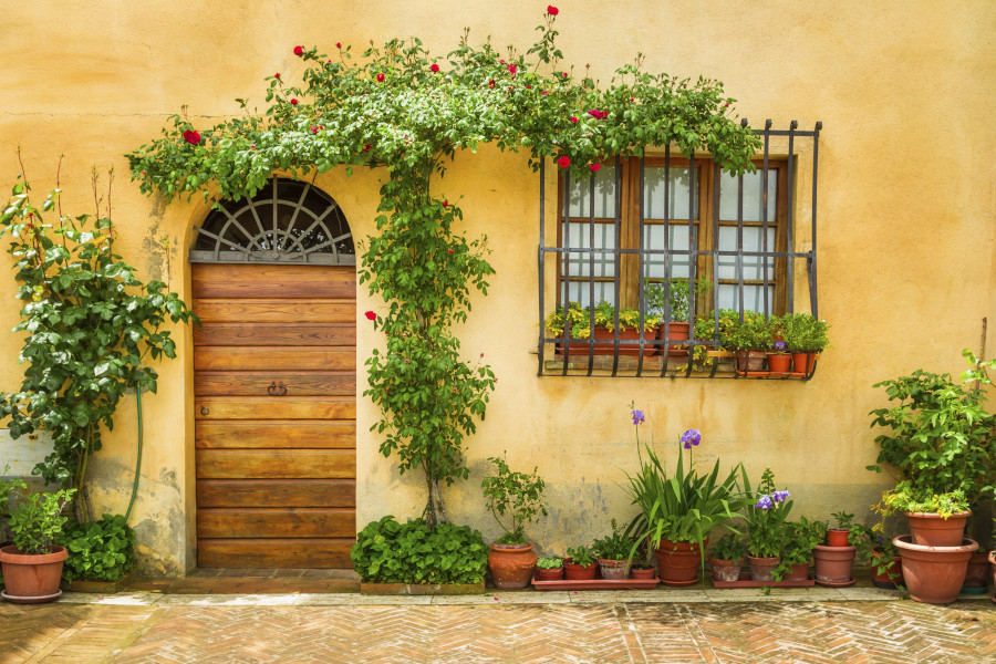 Mediterranes Haus mit Blumen geschmückt